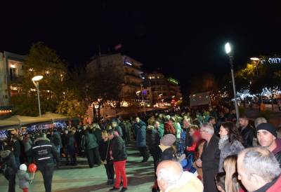 Οι Καλαματιανοί αψήφησαν το κρύο και άλλαξαν το χρόνο στην Κεντρική Πλατεία (φωτο)