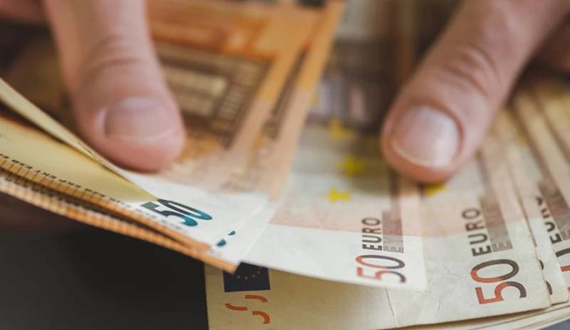 Έρχονται αυξήσεις σε δημοσίους υπαλλήλους και συνταξιούχους το 2024 - Οι δικαιούχοι (Βίντεο)