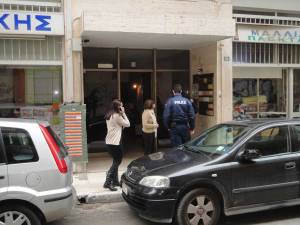 Ηλικιωμένος νεκρός σε ακάλυπτο πολυκατοικίας στην Καλαμάτα