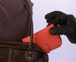 Πριν συλληφθεί από την ομάδα ΔΙΑΣ για αρπαγή τσάντας: Βουλγάρα έκλεβε από μαγαζιά στην Αριστομένους