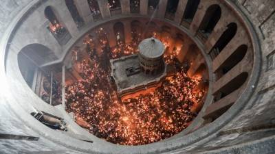 Στα Ιεροσόλυμα βρίσκεται η ελληνική αποστολή που θα μεταφέρει στην Ελλάδα το Άγιο Φως