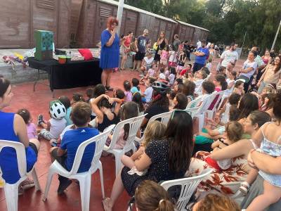 Παράσταση κουκλοθεάτρου από την "Αυτοσχέδια Σκηνή"