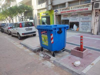 Κανείς δεν θέλει κάδους σκουπιδιών στην πόρτα του και ο Δήμος Καλαμάτας τους κάνει το χατήρι!