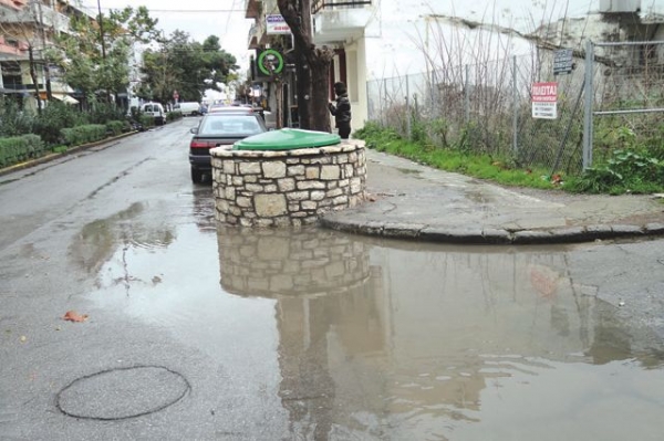 Λίμνη δίπλα στον κάδο