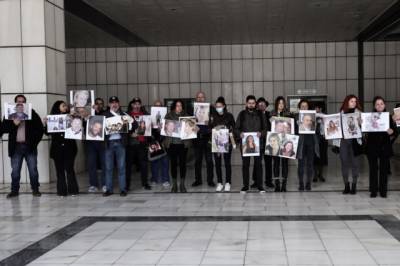 Φωτιά στο Μάτι: Οργή λαού για τις ποινές “χάδι” – Πέταξαν καρέκλες στην έδρα (βίντεο)