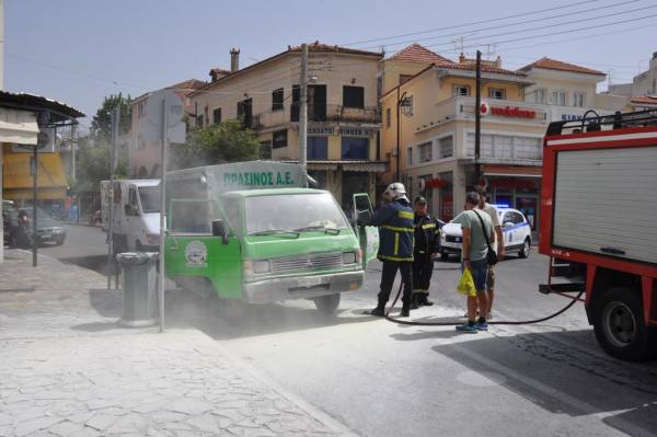 Φωτιά σε φορτηγάκι στην πλατεία 23ης Μαρτίου στην Καλαμάτα (βίντεο και φωτογραφίες)