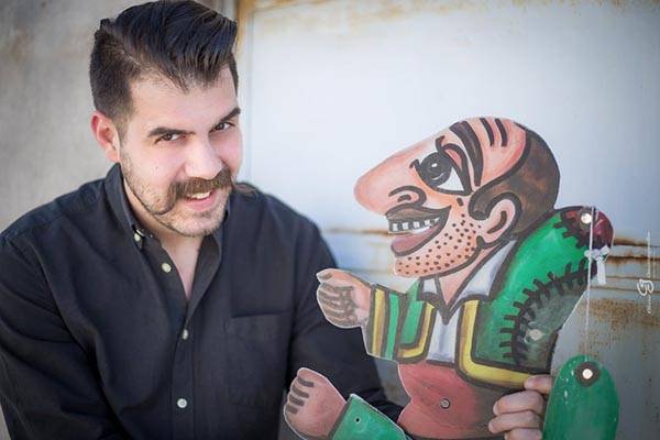 Ο πολυτάλαντος Ηλίας Καρελλάς στην “Ε”: “Ο Καραγκιόζης για μένα ήταν ένας θαυμάσιος μονόδρομος”