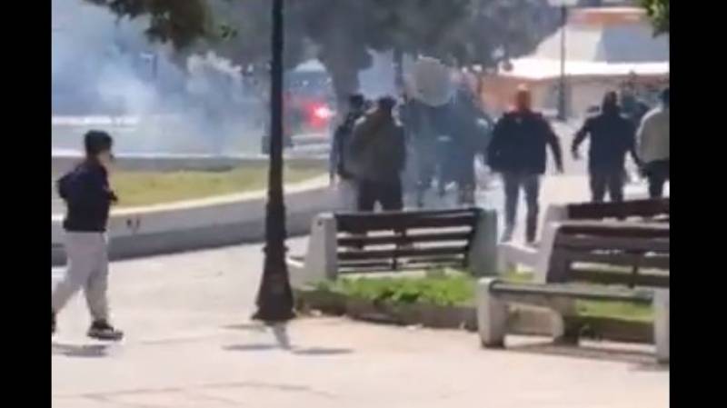 Επεισόδια στη Νίκαια από οπαδούς ομάδων – Κινδύνευσαν παιδιά από βόμβες μολότοφ (βίντεο)