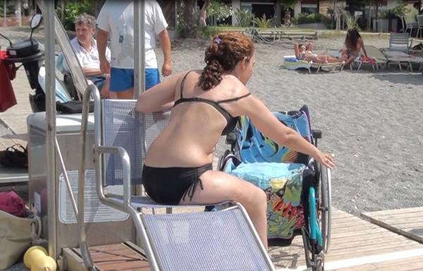 Δύσκολη η πρόσβαση στη ράμπα των ΑΜΕΑ