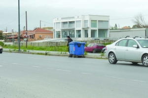 Ο αέρας παρέσυρε κάδους απορριμμάτων
