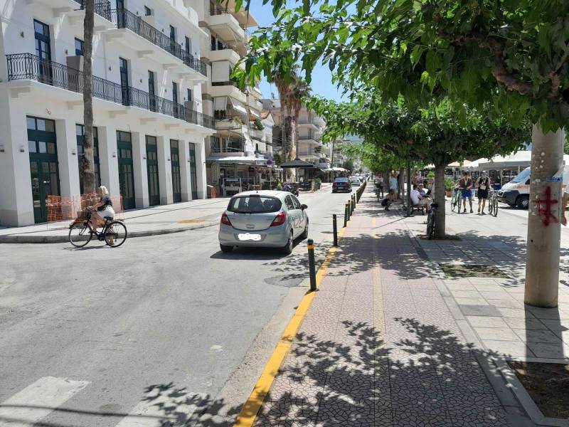 Καλαμάτα: Παραδόθηκε στην κυκλοφορία η μονοδρομημένη Ναυαρίνου (βίντεο)