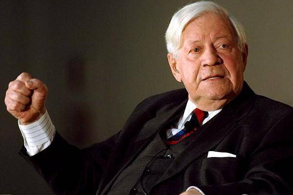 Υπέρ μεγάλης διαγραφής του χρέους ο Χέλμουτ Σμιτ