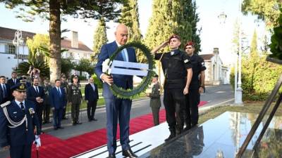 Στην Κύπρο ο Ν. Δένδιας - Κατέθεσε στεφάνι στον ανδριάντα του Αρχιεπισκόπου Μακαρίου Γ’