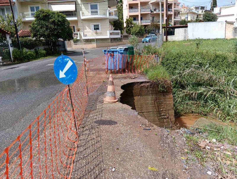Κατέρρευσε τμήμα του γεφυριού στο Ελαφογκρέμι