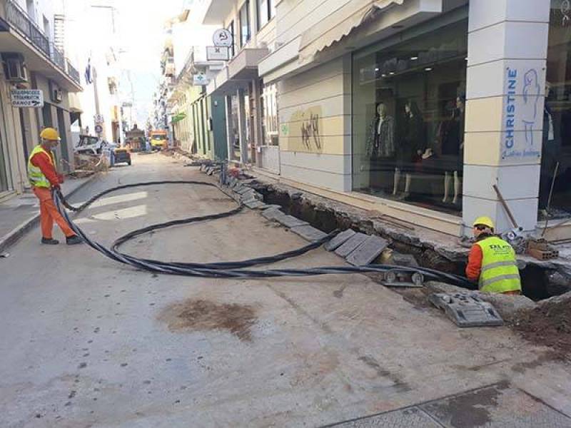 Καλαμάτα: Βγάζουν τις κολόνες από την Αναγνωσταρά