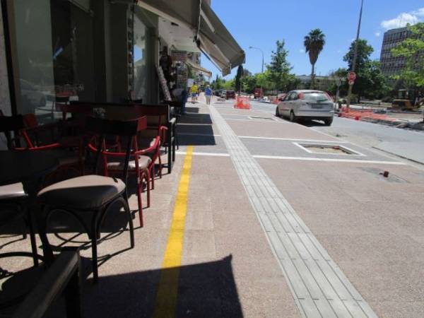 Τραπεζάκια στο ανατολικό πεζοδρόμιο της Αριστομένους