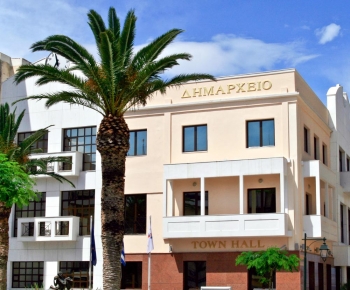 Ασκήσεις ισορροπίας για τους δημάρχους: Αναδιάταξη στελεχών με λιγότερο χρήμα