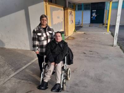 Συνεχίζεται η ταλαιπωρία για τον Παναγιώτη: Τελειώνει το Λύκειο και ακόμα να βρει σχολείο με ασανσέρ!