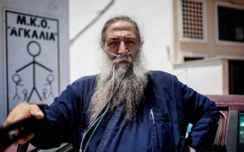 Πέθανε ο παπά Στρατής ο &#039;Καλός Σαμαρείτης&#039; της Ελλάδας και του ΟΗΕ