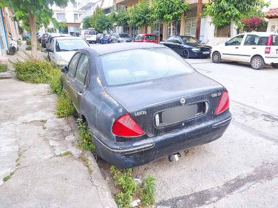 Αδιαφορία του Δήμου: Παρατημένα Ι.Χ., εστίες βρωμιάς