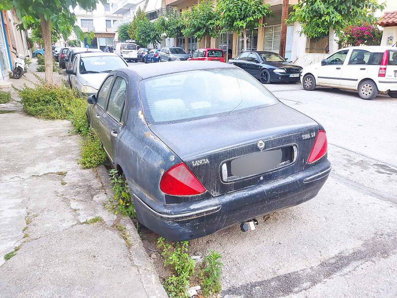 Αδιαφορία του Δήμου: Παρατημένα Ι.Χ., εστίες βρωμιάς