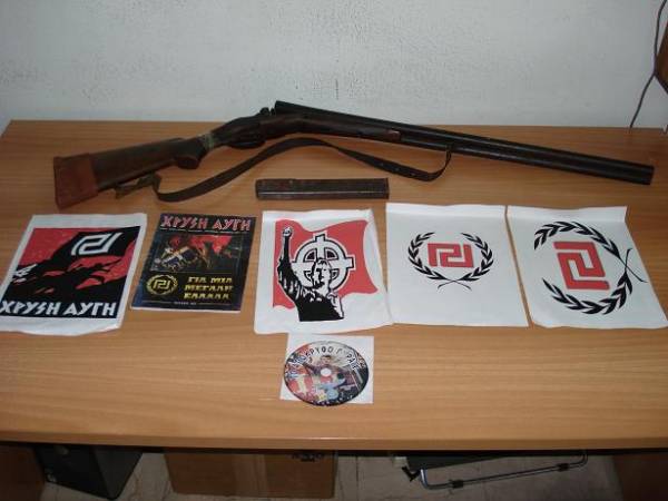 Οπλα και ναζιστικές προκηρύξεις στην Κόρινθο