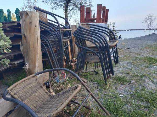 «Υπαίθριες αποθήκες» στη Ναυαρίνου - Επαγγελματίες αναρωτιούνται αν ο νόμος ισχύει για όλους