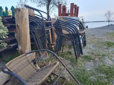 «Υπαίθριες αποθήκες» στη Ναυαρίνου - Επαγγελματίες αναρωτιούνται αν ο νόμος ισχύει για όλους