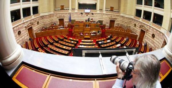 Μειώνεται η χρηματοδότηση των κομμάτων