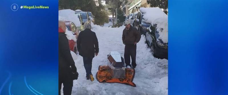 Ζωγράφου: Έσυραν φέρετρο πάνω σε κουβέρτα στα χιόνια (Βίντεο)