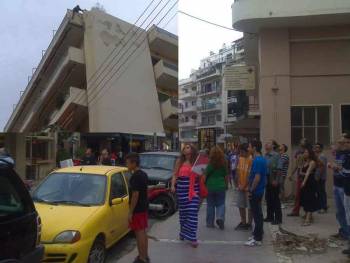 Εκλεισαν την Φραντζή για να ρίξουν σοβάδες από πολυκατοικία