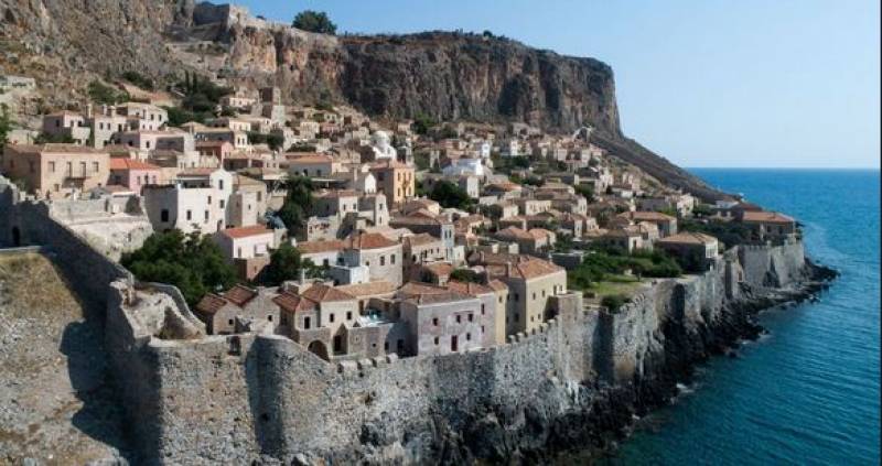 Φωτισμός του εμβληματικού βράχου της Μονεμβασιάς
