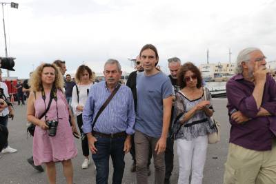 Κλιμάκιο του ΜέΡΑ25 με Αρσένη - Πετράκο στον χώρο φιλοξενίας διασωθέντων στην Καλαμάτα