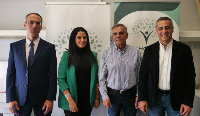 Ο νευροχειρουργός Ι. Καράμπελας, η χειρουργός παίδων Ε. Ευσταθίου, o επιστημονικός διευθυντής City Hospital Β. Τζωρτζάκης και ο διευθυντής της χειρουργικής κλινικής Π. Γιαννόπουλος