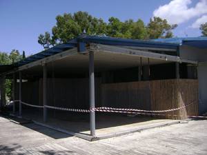 Ο ενοικιαστής πήρε τις τζαμαρίες από το Τουριστικό της Κυπαρισσίας!