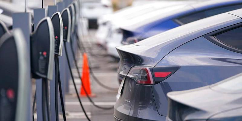Τα λιγοστά σημεία φόρτισης ηλεκτρικών οχημάτων, το μεγαλύτερο πρόβλημα για τις αυτοκινητοβιομηχανίες στην ΕΕ