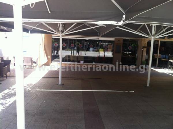 Μάζεψαν τραπεζοκαθίσματα στο κέντρο της Καλαμάτας λόγω οφειλών