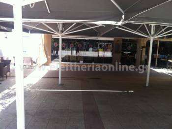 Μάζεψαν τραπεζοκαθίσματα στο κέντρο της Καλαμάτας λόγω οφειλών