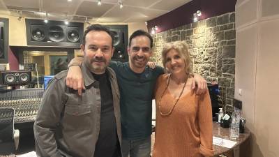 Ο Κώστας Μακεδόνας ερμηνεύει το «Λίγο-Λίγο» (βίντεο)