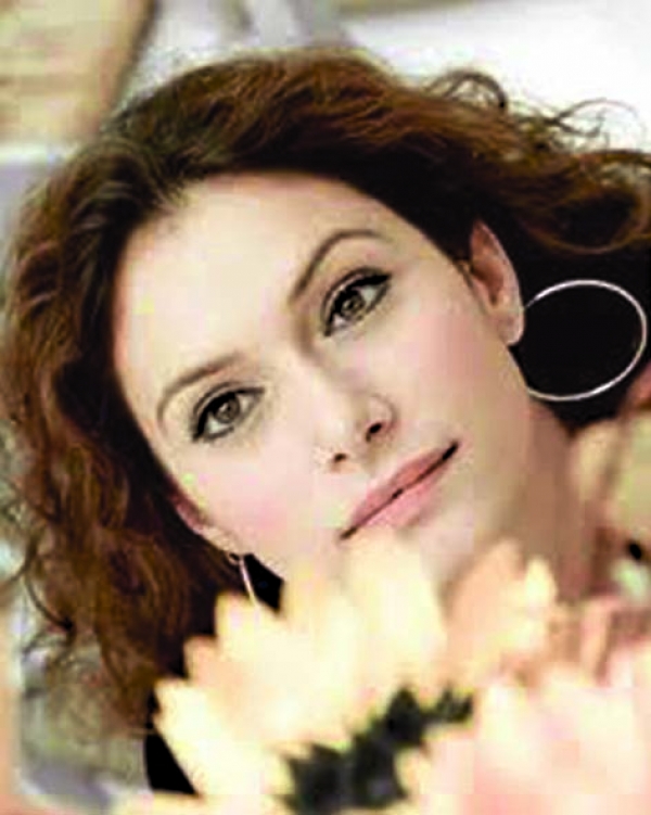 Η Μαρία Λούκα τραγουδώντας "ξορκίζει" τα προβλήματα