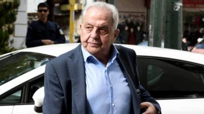 Ο γερανός του Δήμου Αθηναίων πήρε το αυτοκίνητο του Φλαμπουράρη!