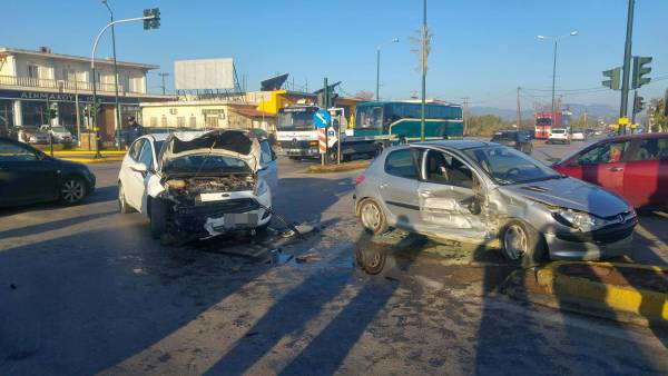 Καλαμάτα: Τροχαίο με δύο τραυματίες στον κόμβο Ζαφείρη (βίντεο)