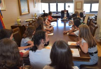 Μαθητές του 5ου Γυμνασίου Καλαμάτας στον δήμαρχο μετά την βράβευσή τους σε ευρωπαϊκό διαγωνισμό