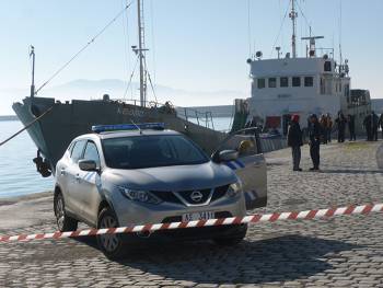 6.000 κούτες λαθραία τσιγάρα σε πλοίο ανοιχτά της Κορώνης