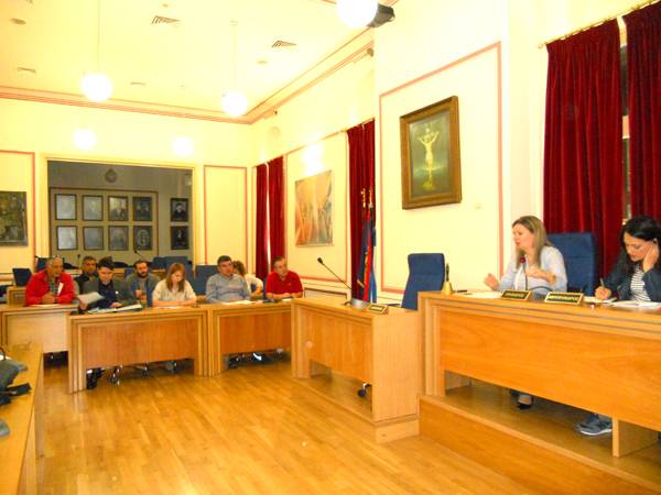 Ελλειμμα κλινών και πλεόνασμα φυλλαδίων