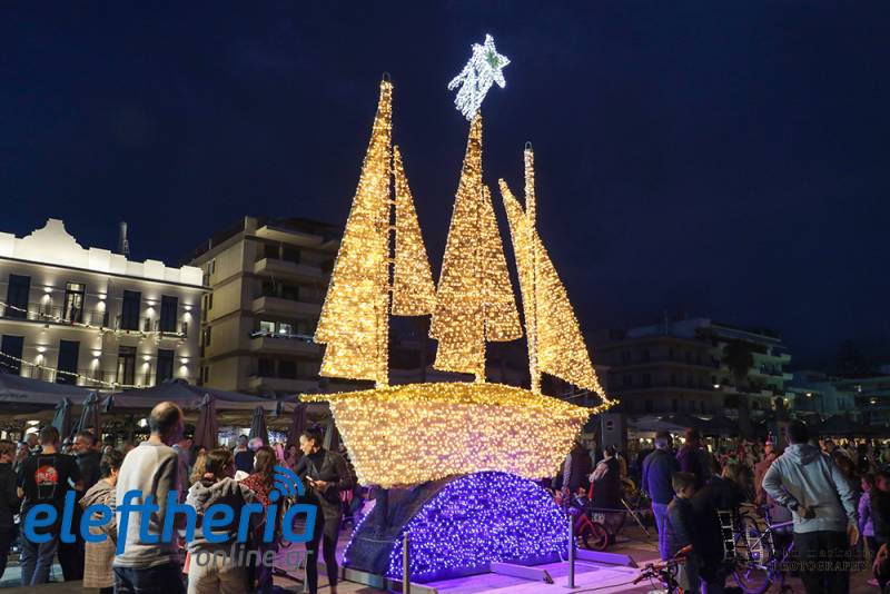 Φωταγωγήθηκε το χριστουγεννιάτικο καράβι στο λιμάνι της Καλαμάτας (βίντεο-φωτογραφίες)