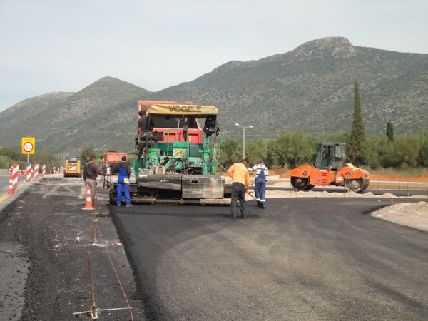 Εργασίες ασφαλτόστρωσης στον νέο αυτοκινητόδρομο