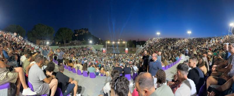 Αλέξανδρος Τσουβέλας: Κοσμοπλημμύρα στο Ανοιχτό Θέατρο Καλαμάτας για τον κωμικό - φαινόμενο (βίντεο+φωτο)