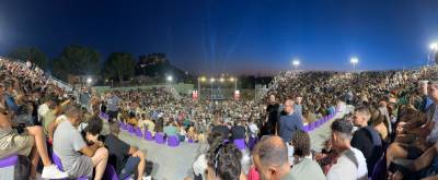 Αλέξανδρος Τσουβέλας: Κοσμοπλημμύρα στο Ανοιχτό Θέατρο Καλαμάτας για τον κωμικό - φαινόμενο (βίντεο+φωτο)