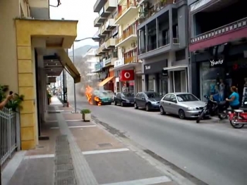 Βίντεο από τη φωτιά σε αυτοκίνητο στην οδό Φραντζή